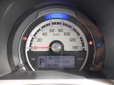 シンプルで見やすいデザインのメーターパネルです。車の情報が表示される大事な場所だからこそ見やすさが大切ですね。