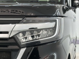 LEDヘッドライトは、点灯の瞬間から最大光量を発揮し、突然暗くなるトンネルなどでの安定感を高めます。