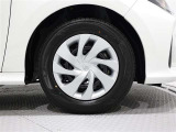 タイヤサイズは(175/70R14)でキャップ付きスチールホイールです。