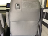 前席背面に、フックと収納ポケットが付いています。