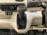 CVT車のセレクトレバーです。低速から高速まで、変速ショックのないスムーズな走りを実現するとともに、エンジン効率のよい領域を維持することで燃費にも貢献します。