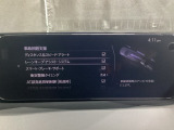 カメラが車線を認識してはみ出しそうになるとステアリングアシストが介入するレーン・キープ・アシストシステムを装備しております。お好みで作動・非作動の設定も可能です。
