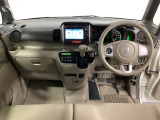 車内は光触媒抗菌消臭施工済です。インパネ周りはスタイリッシュなデザインです。グローブボックスやカップホルダーのほかにトレーなどたくさんの収納スペースが付いています。