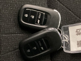 家族やパートナーと個別に持てるため、貸し借りの手間がなくスムーズに乗車できます。また、メインキーを自宅に置いたまま、もう一方をサブとして常に鞄に入れておけるため、持ち出し忘れを防げる点も便利です。