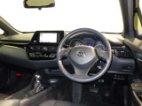 運転の際、常に目にする部分だけにシックで飽きのこないデザインが良いですね。