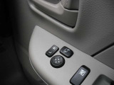 電動格納式ドアミラー スイッチひとつでミラーの格納・展開が可能。狭い道でのすれ違いなどでも役立ちます。