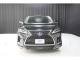 エクステリアは、一目でLEXUSとわかるスピンドルグリルを起点に、人が乗るキャビンの前後を大胆に絞り込んだ菱形のボディと力強く張り出したホイールフレアを融合させ、タイヤの存在を強調しています。