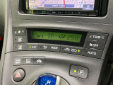 【オートエアコン】一度お好みの温度に設定すれば、車内の温度を検知し風量や温度を自動で調整。暑い&hellip;寒い&hellip;と何度もスイッチ操作をする必要はありません。快適な車内空間には必須の機能ですね♪