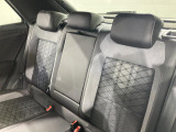 シートは適度な硬さによって長時間の運転でも疲れにくいと定評があります。国産車とは全く違った座り心地ですが、長年培われた欧州の椅子文化をご体感ください。