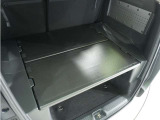 ◆荷室用ユーティリティボード◆荷室を分割して有効活用でき反転させれば濡れたアイテムを載せれます。