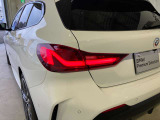 L字型リアコンビランプ:BMWの伝統的なデザインのひとつです。夜間でも誰が見てもBMWとわかる印象的なデザイン。