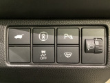 ハンドルの右側にはヘットライトリベライザーとHondaセンシング用のメインスイッチがついています。ヘッドライトリベライザーは道路状況や積荷の加重に応じてライトの高さを調節できます。