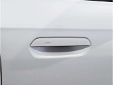 【デザインとの融合】BMWデザイナーが創り出したボディデザインを損なう事のない様に配置とデザインに拘っています。ドアノブについてもBMWの拘りに妥協はありません。