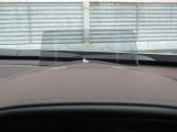 運転視界の遠方上方に虚像を投影することで前を見ながら情報の視認ができます。本当にドライバーが必要な情報を適切に伝え、楽しんで頂くことを考えた新世代装備です。※虚像は1.5m前方に浮かぶイメージです。