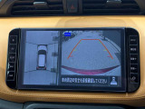 真上から見下ろすような映像で、車庫入れや縦列駐車時に、自車と駐車位置の関係をひと目で確認でき、スムースな駐車をサポート。動く物を検知してお知らせすることで、発進時の安全確認もサポートします。