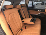 後席も使用感はさほど感じず、運転席・助手席同様に清潔感があります。後席シートもしっかりと作り込まれていますので、座り心地も悪くありません。是非、実車にてご確認下さい。