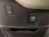 アクセサリーソケットはUSBのアダプターなどをつければ、スマホの充電にも使えます。周辺には物が置けるボックスがついています。