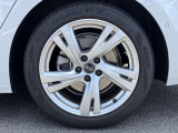 18インチ純正アルミホイール装備 全車両に標準装備の純正アルミホイールは、純正ならではのバランスの良いデザインと、走行安定性をお楽しみ頂けます。