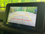 【バックカメラ】駐車時に後方がリアルタイム映像で確認できます。大型商業施設や立体駐車場での駐車時や、夜間のバック時に大活躍!運転スキルに関わらず、今や必須となった装備のひとつです!