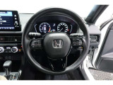 運転中もハンドルでの操作が可能です。特に高速道路等の目が離せない運転時には、便利さだけでなく、安全性も兼ね備えております。