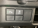 VSA装備車です。VSAはドライバーの操作と車の動きを見守っています。もし車の挙動が乱れたとき、4輪別々にブレーキをかけたり、エンジンパワーをしぼることによって車を安定させます。