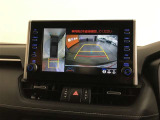 パノラミックビューモニター付きです。車両を上から見たような映像をディスプレイオーディオ画面に表示。運転席からの目視だけでは見にくい、車両周辺の状況をリアルタイムでしっかり確認できます。