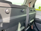 座面裏にはフックがあり荷物をかけることができ便利ですよ♪