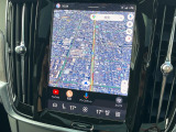 【360&deg;ビューカメラ】4台の高解像度カメラで360度の鳥瞰図を表示。隣の車や壁、死角にある障害物などを画面で確認できるため、狭いスペースでの駐車・出入りも安心です。