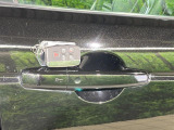 【キーレスエントリー】バッグやポケットからキーを取り出すことなく車にアクセスして、ロックとアラームを設定できます。 毎日の利便性をさらに高める機能です。