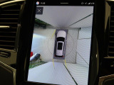 【360&deg;ビューカメラ】4台の高解像度カメラで360度の鳥瞰図を表示。隣の車や壁、死角にある障害物などを画面で確認できるため、狭いスペースでの駐車・出入りも安心です。