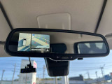 インテリジェントルームミラー。車両後方のカメラ映像をミラー面に映し出すため、車内の状況や天候などに影響されずいつでもクリアな後方の視界が得られます。
