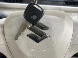 【キーレス】少し離れた場所からでもボタン一つでドアの開錠・施錠ができるのでとっても便利!ドアの鍵穴周りに傷をつけることもありません♪