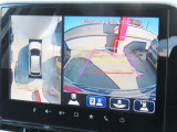 【全方位モニター】リバースに入れた際、車両全体を見渡している映像に切り替わります。また、見通しが悪い場所で便利な前方ワイド映像やすれ違いに便利な助手席側ワイド映像など切り替えが出来ますよ♪