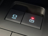 【電動パーキングブレーキ】パーキングブレーキは便利な電動式!ボタン一つで操作でき、アクセルを踏めば自動で解除されます♪レバーやペダルが無いので運転席廻りもすっきりしますね♪