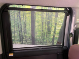 【ロールシェード】日差しや車外からの光が眩しいときにサッと引き出して使える、ロール格納タイプのサンシェードを装備。後席に乗ったお子様がウトウトしだした時など、ぜひご活用ください♪