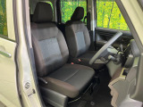 運転席まわりには十分なスペースがあり、大柄な方でもゆったり運転していただける環境です。