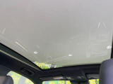 【ガラスルーフ】ガラスルーフ搭載で車内の解放感が一気にアップ!開放的なドライブをお楽しみいただけます。