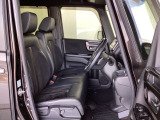 フロントシートはベンチシートです。ベンチシ―トは運転席と助手席の移動もスムーズ!狭い駐車場での乗り降りに便利です。シートの間にコンソールボックスやドリンクホルダーがないため、車内空間も広く感じます