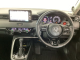 【ハンドル】運転にかかわる様々な操作を安全に行えるように視点移動が少なく操作性に配慮されたスイッチ類が凝縮されたコックピットです。