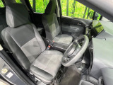 運転席まわりには十分なスペースがあり、大柄な方でもゆったり運転していただける環境です。