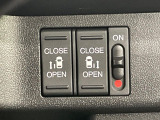 【両側パワースライドドア】スマートキーや運転席のスイッチで後席両側スライドドアの開閉が可能♪電動だから力を入れてドアを開ける必要が無く、小さなお子様でも簡単に開け閉めでき快適です♪