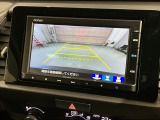 リバースギアに入れるだけで後方の表示へ切り替わります。夜間や雨の日の駐車も楽になりますよ。