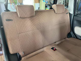 ベンチシートなので姿勢の自由度も高くどちらのドアからでも乗車可能です♪