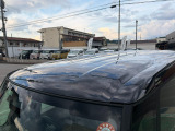目立つキズ凹み等はありませんが、中古車という商品の特性ルーフには子キズや塗装しみがあります