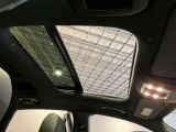 パノラミックルーフで明るい車内と開放感あるドライブをお楽しみいただけます。