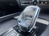 【オレフォス社製クリスタル・シフトノブ】高い存在感を放つクリスタルのシフトノブはボルボPHEV車のみに装備される特別なアイテム。スウェーデン南部のクリスタルガラスメーカー、オレフォス社による製造。