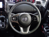 ハンドル左側にはオーディオ操作が出来るオーディオリモートコントロールスイッチ、右側にはHonda SENSINGとオートクルーズコントロールのスイッチを装備!