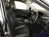 高いホールド性で運転姿勢が安定します。長距離ドライブでも疲れにくいのが魅力です。快適なドライビングライフをお送りください♪