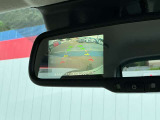 バックカメラの映像はルームミラーに表示されます