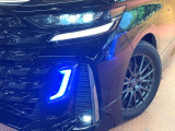 【三眼LEDヘッドライト】スタイリッシュな見た目の三眼LEDヘッドライトを装備♪スタイルだけでなく、夜間の走行も視界良好で安心してお乗りいただけます。